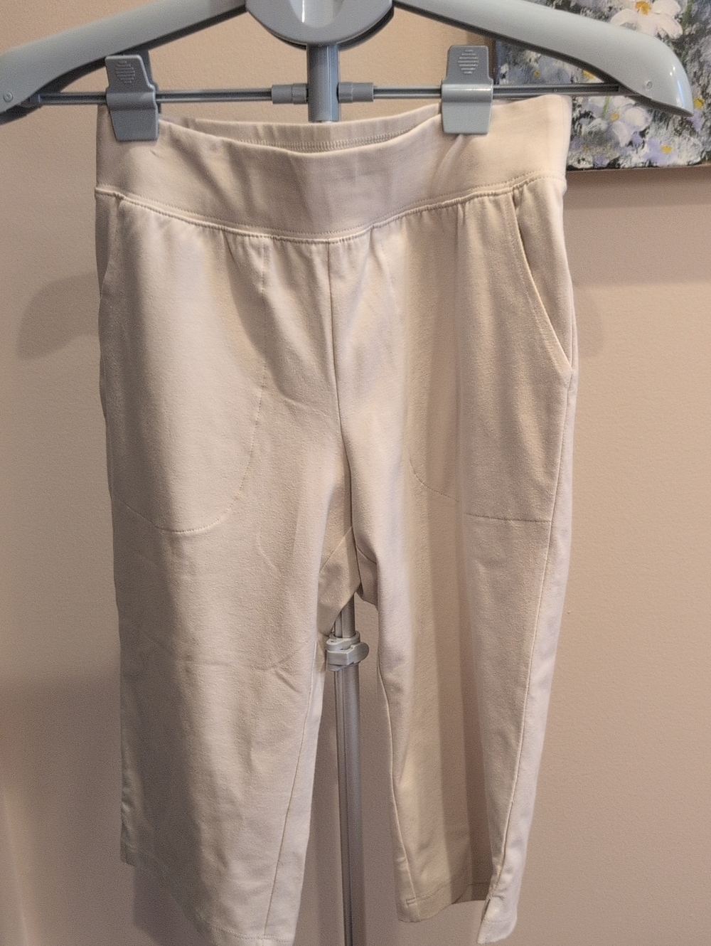 Denim & Co. Women's Cream Pull-On Capris - Comfortable Everyday Pants